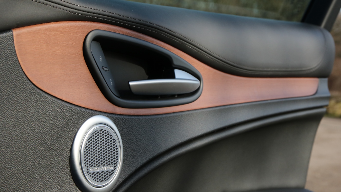 Slideshow Bild - Auf die Details kommt es an – Walnussholz, Ziernähte und technische Lautsprecherabdeckungen für das Harman Kardon Soundsystem.